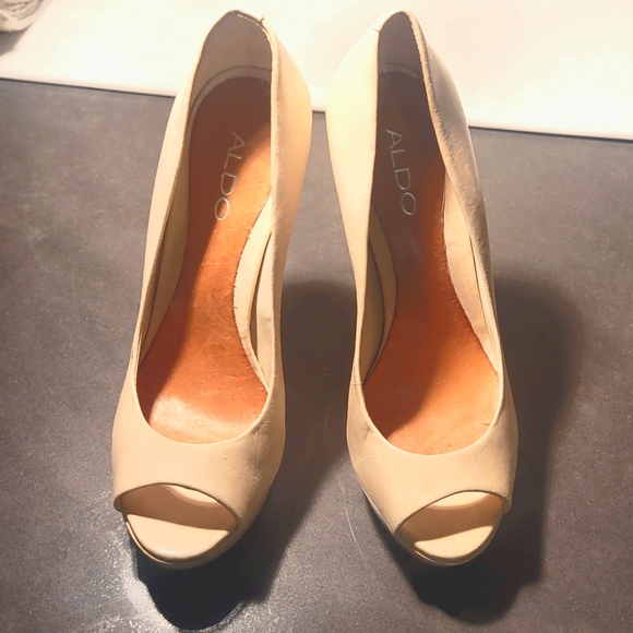 Aldo peep toe leather cream colored heels